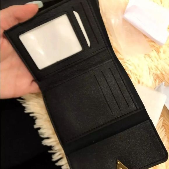 Fashion  Vegan Leather V logo small wallet New - Picture 4 of 11
